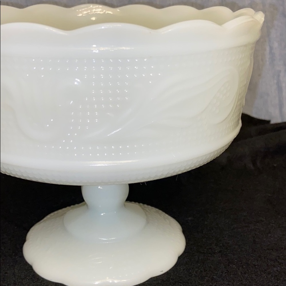 Vtg E.O BRODY M6000 PEDESTAL MILK GLASS COMPOTE - Picture 2 of 5
